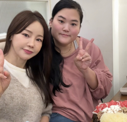 Ryu Phillip ♥ Mina and sister-in-law Suzy are so happy on a date. ♥