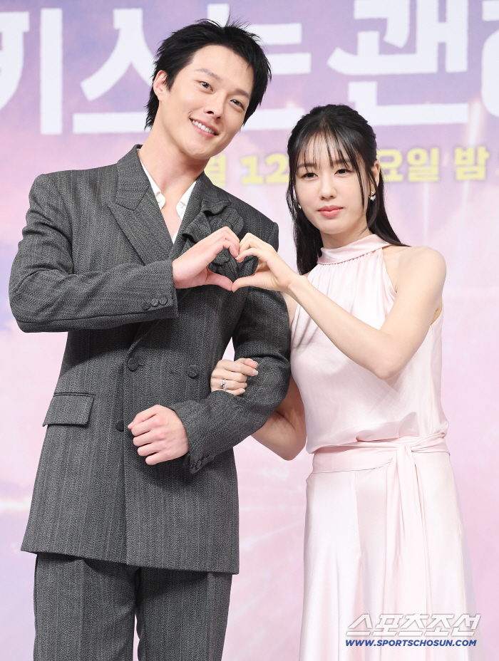 'I shouldn't have kissed!' Jang Ki-yong, Ahn Eun-jin, and Dopamine burst SBS's Arboroko will be revived. 'Only the kiss scene is tropical.'