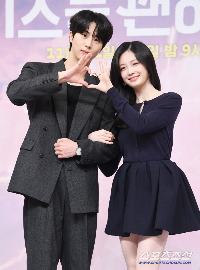 'I shouldn't have kissed!' Jang Ki-yong, Ahn Eun-jin, and Dopamine burst SBS's Arboroko will be revived. 'Only the kiss scene is tropical.'