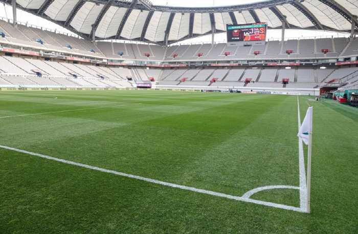 Seoul World Cup Stadium, struggling with unfamiliar ACLE winter home games...Should I respond to FC Seoul fan's cries with a hanger