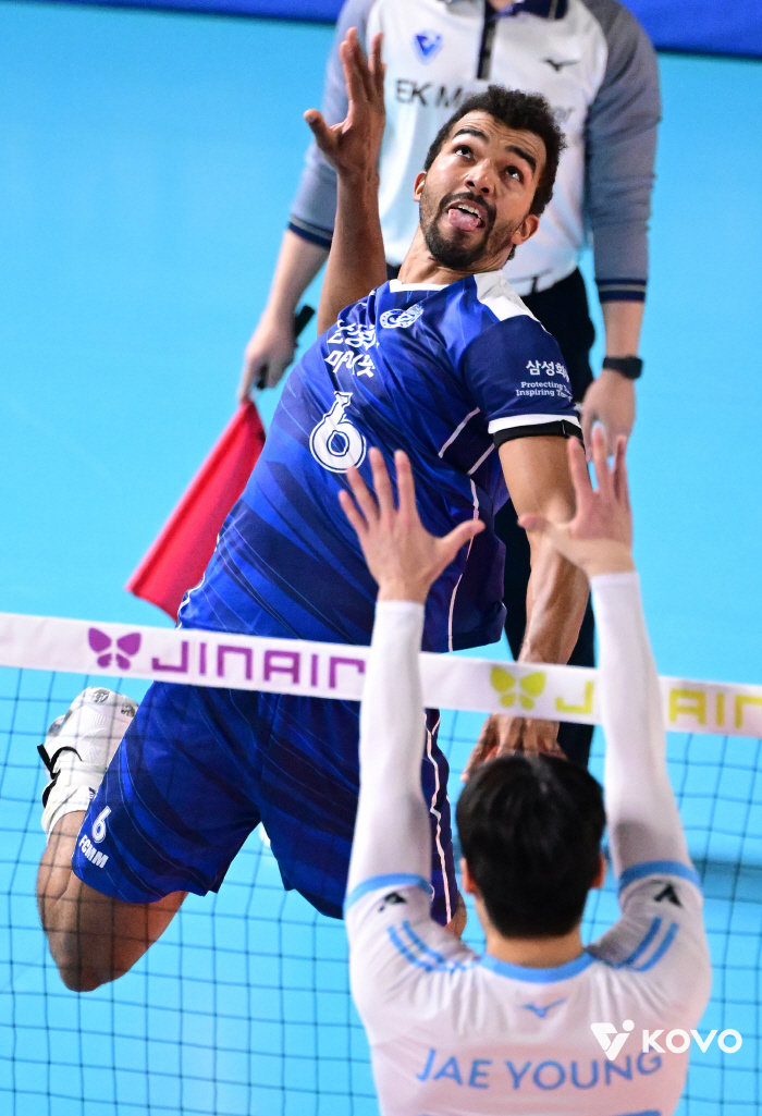 What's the point of Triple Crown.. Samsung Fire & Marine Insurance failed to hold on to the fourth set and lost 13! It is on the verge of falling to the bottom with two consecutive losses