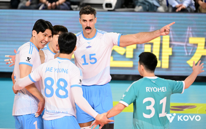 What's the point of Triple Crown.. Samsung Fire & Marine Insurance failed to hold on to the fourth set and lost 13! It is on the verge of falling to the bottom with two consecutive losses