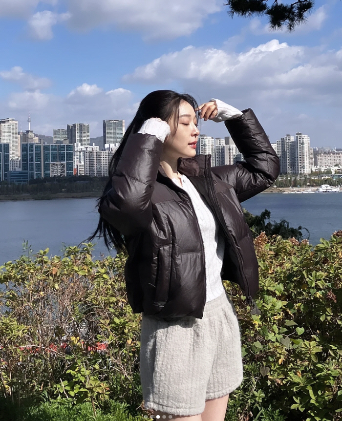 35-year-old Kim Yu-na looks like a college student with a half-up tie..♥ I like rainforest, too