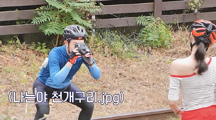 46-year-old Chun Myung-hoon reveals the background screen of pink couple photo with CEO ♥, who is 8 years younger than him