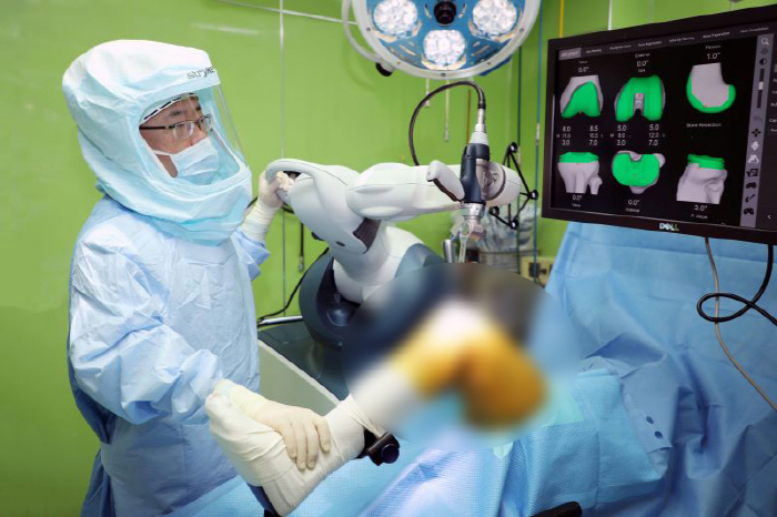Himchan Hospital has high satisfaction with artificial joint surgery for robots over 90 years old, pain reduction, and function improvement