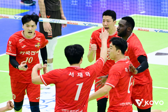 I felt dizzy even after catching the first and second sets...Still, Benon's fire! Korea Electric Power Corporation wins 2 consecutive games after catching OK Savings Bank 