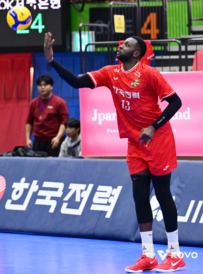 I felt dizzy even after catching the first and second sets...Still, Benon's fire! Korea Electric Power Corporation wins 2 consecutive games after catching OK Savings Bank 