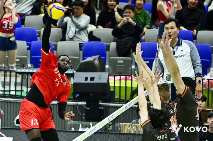 I felt dizzy even after catching the first and second sets...Still, Benon's fire! Korea Electric Power Corporation wins 2 consecutive games after catching OK Savings Bank 