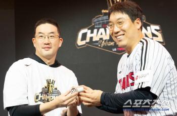 Kim Hyun-soo became the second Rolex Man. Chairman Koo Kwang-mo's Rolex Watch LG Tradition