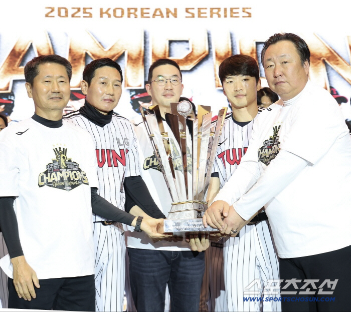 Kim Hyun-soo became the second Rolex Man. Chairman Koo Kwang-mo's Rolex Watch LG Tradition