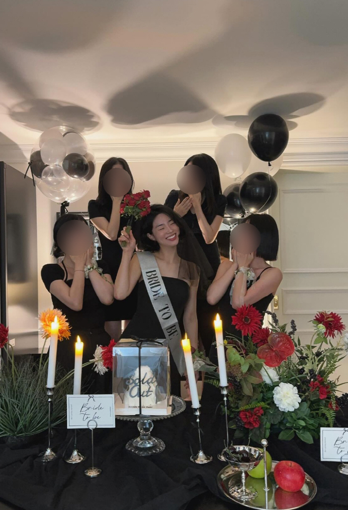 Lee Jang-woo ♥ Cho Hye-won takes a bridal shower two weeks before her wedding..Short hair black dress is lovely