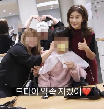 Lee Ji-hyun as a hairdresser...Even the VIP guest that I've been waiting for a year. 