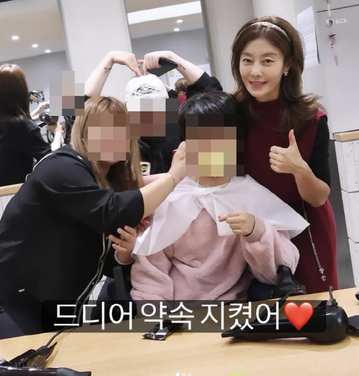 Lee Ji-hyun as a hairdresser...Even the VIP guest that I've been waiting for a year.