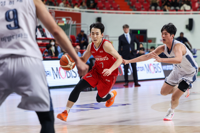  Short Roll's Magic Signature Jin Park Moo-bin's brilliant shot selection. Hyundai Mobis 7468 Sono overpowered. Why was Sono's one-shot attack swallowed by the Hyundai Mobis swamp