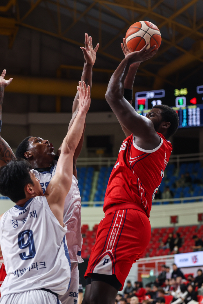  Short Roll's Magic Signature Jin Park Moo-bin's brilliant shot selection. Hyundai Mobis 7468 Sono overpowered. Why was Sono's one-shot attack swallowed by the Hyundai Mobis swamp