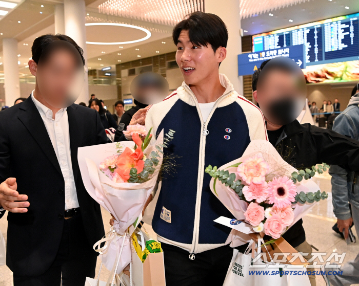  Kim Hye-sung, the hometown of gold, held a bouquet of flowers that fans gave him