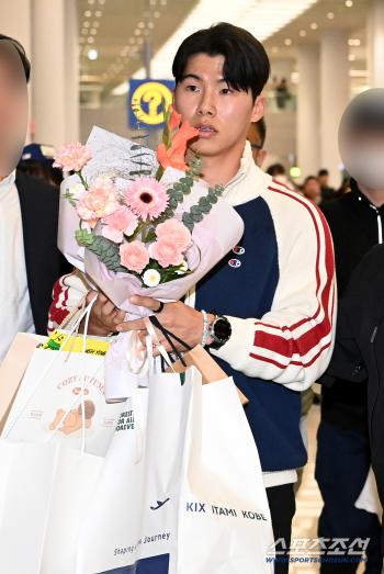  Kim Hyesung, full of presents and bouquets
