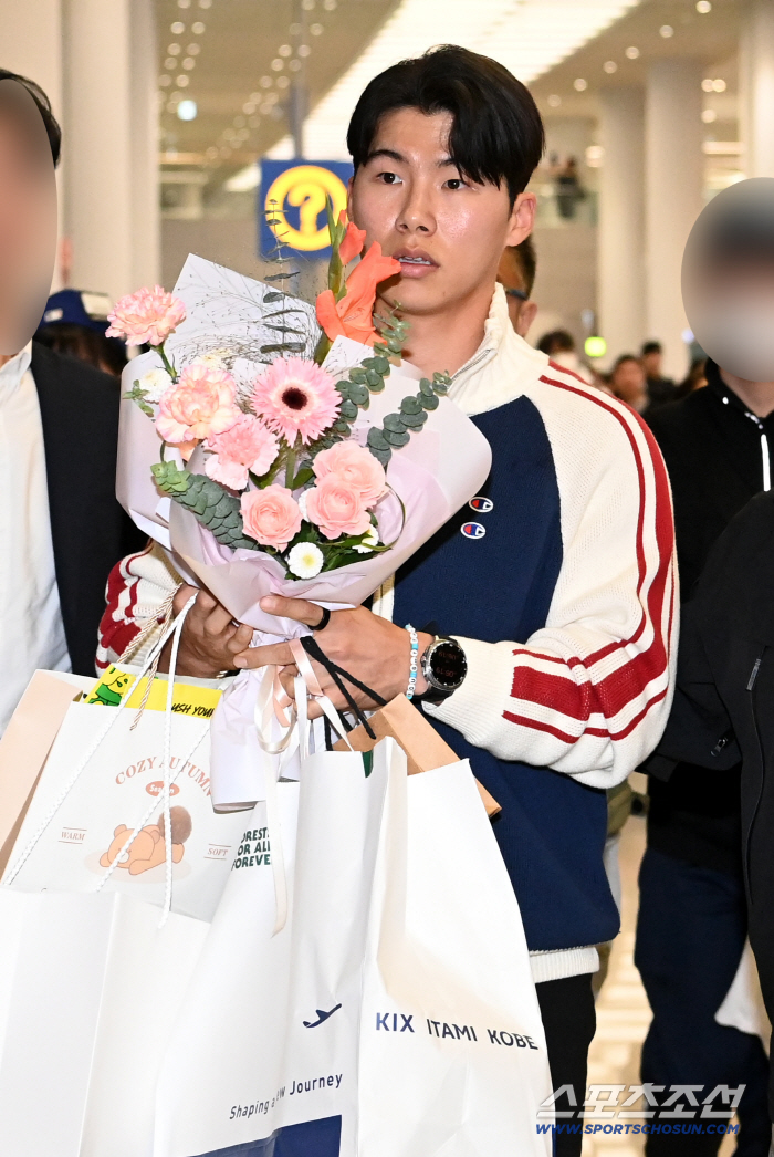  Kim Hyesung, full of presents and bouquets