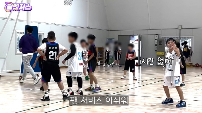 Sam Hammington, 8th-year-old Bentley scores 2 goals in basketball