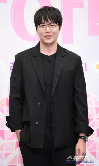 Sung Si-kyung to Proceed With Scheduled Performance Despite Manager’s Fraud Scandal