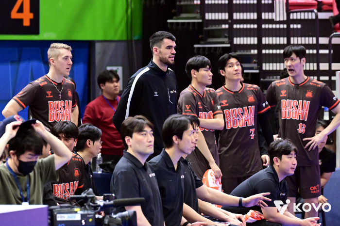 You're not good. Get out of here! Foreigners who disappeared from the third set...a cold stroke from the head coach