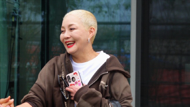 63-year-old Hong Jin-hee starts rebuilding the apartment she's lived in for 25 years..I'm worried about my old age and moving. (Let's live together)