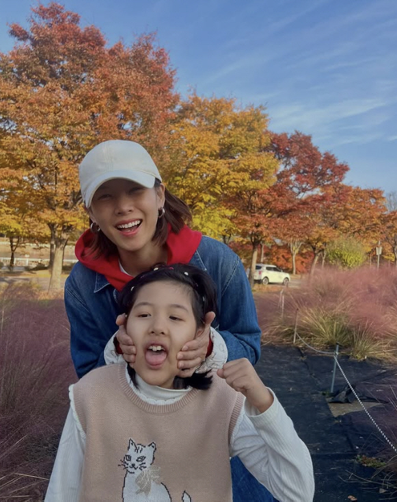 Cho Yoon-hee's daughter, 8-year-old Roa, Lee Dong-gun, is the same..He's tall and perfect