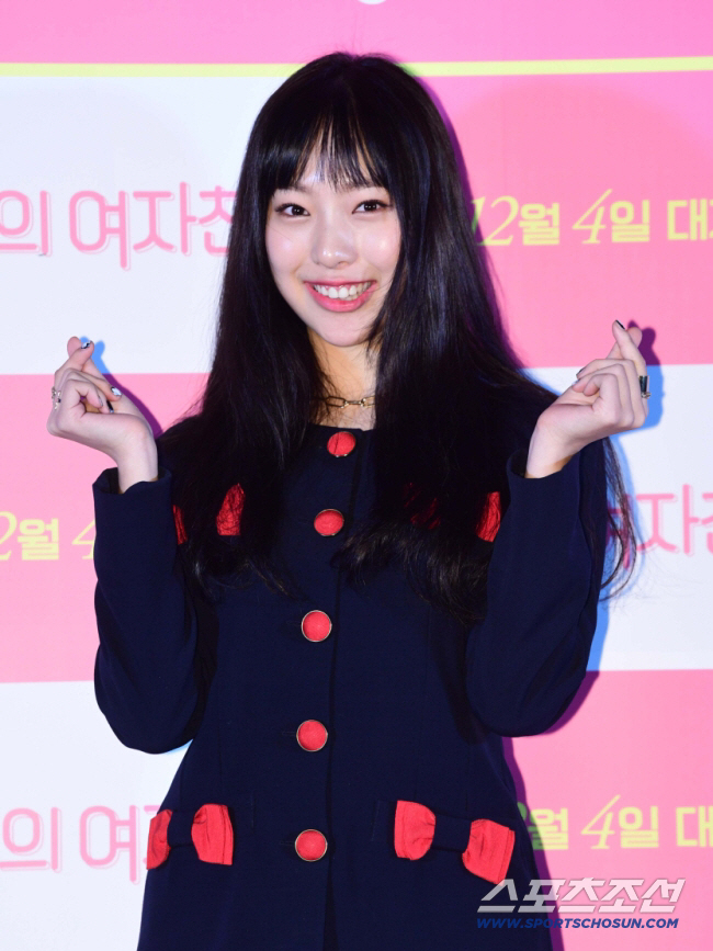 Hwang Shin-hye's daughter, Lee Jin-yi, broke down her relationship with her middle school classmate