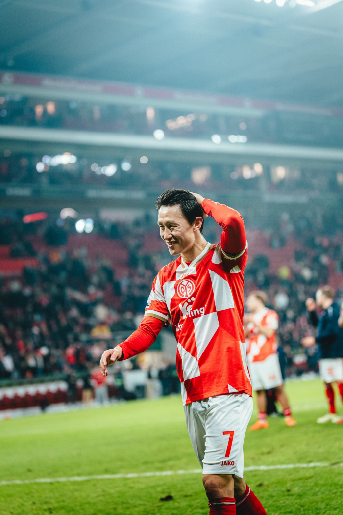  Dreaming veteran Lee Jae-sung makes his European club competition debut goal at 33 → Heather Theater goal in 95 minutes...Thank you. Thank you again