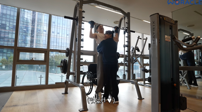 Paralyzed paraplegia, stood up for the first time in 11 years Song Ji-eun ♥ Looking at her and hugging her