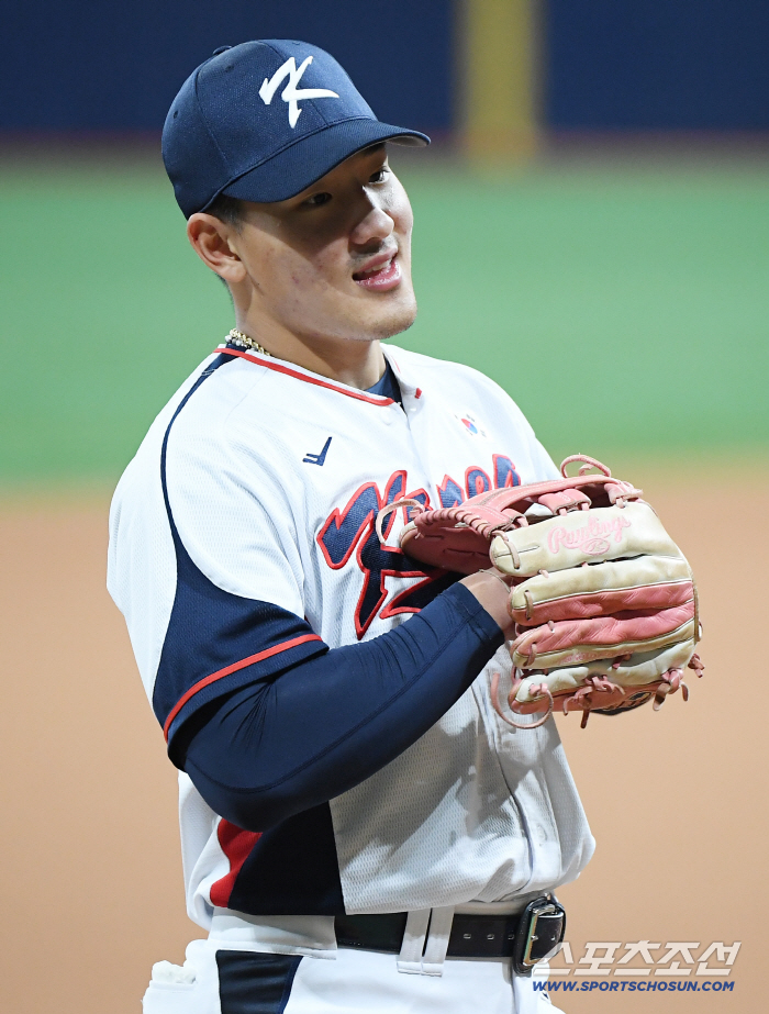  Ahn Hyunmin, you look good in the uniform of Kook University