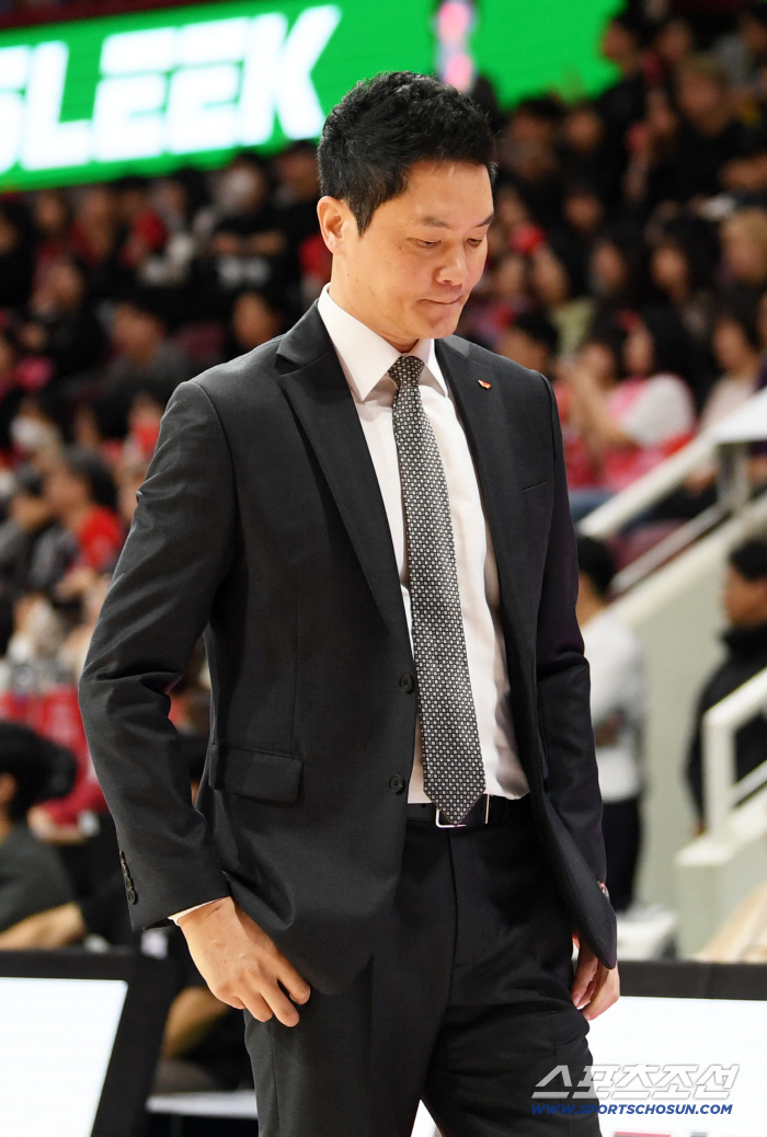  Director Jeon Heechul has a lot on his mind