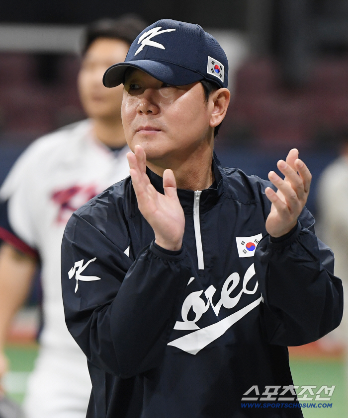 Director Ryu Ji-hyun claps after watching the training