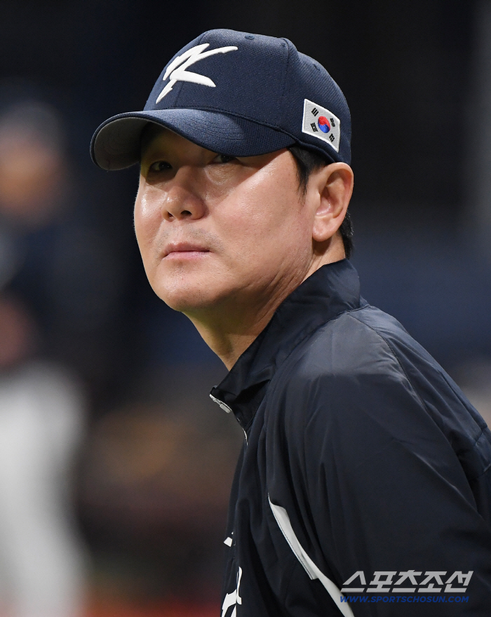  Director Ryu Ji-hyun observes training with hawk eyes