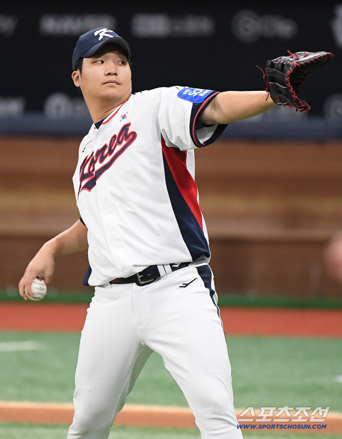 Moon Bo-kyung playing catch
