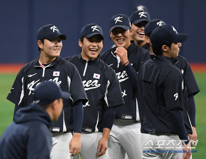  Pitcher teams training happily
