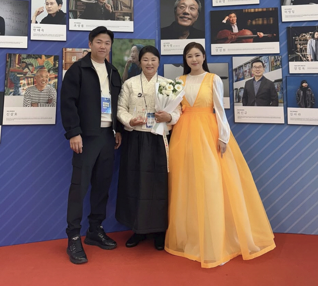 Song Ga-in delivered family congratulations for 13 years since her debut, winning the Janghan Parents Award