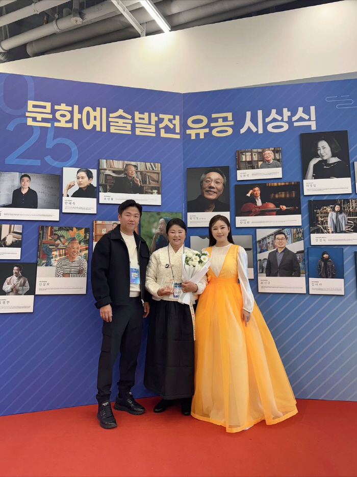 Song Ga-in delivered family congratulations for 13 years since her debut, winning the Janghan Parents Award