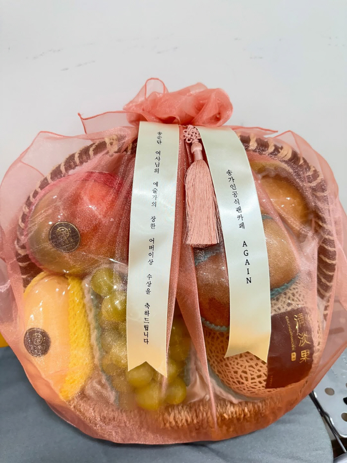 Song Ga-in delivered family congratulations for 13 years since her debut, winning the Janghan Parents Award