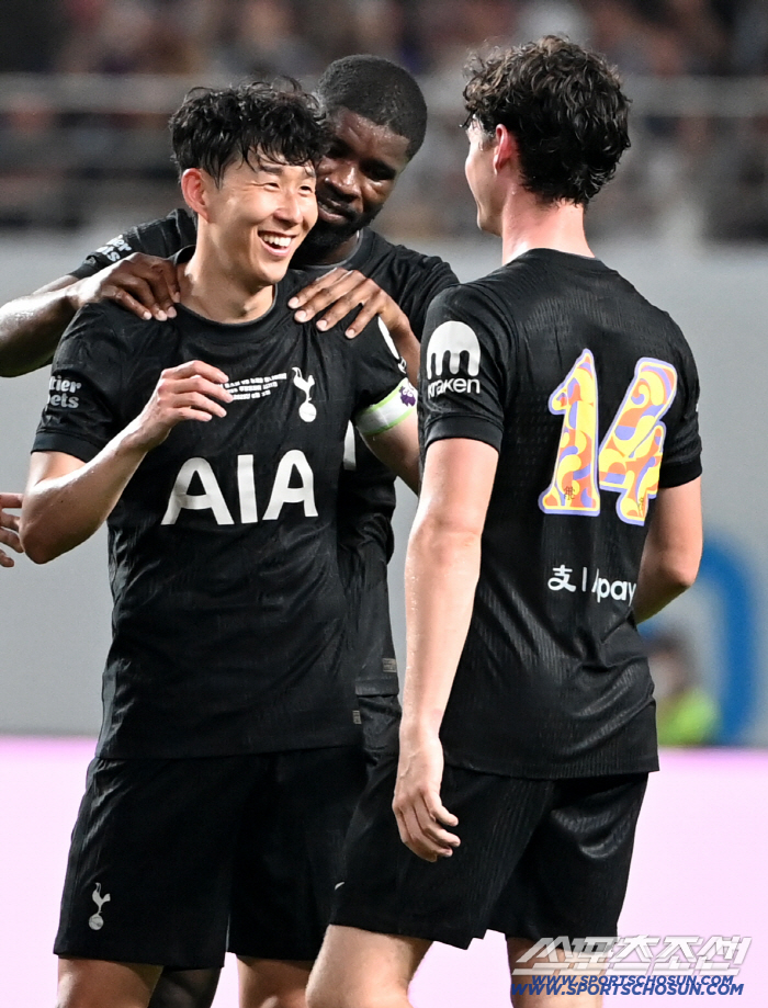 This is what Tottenham's winning captain Son Heung-min's life must have been like, everyone calls him Captain instead of his name, and he also gave us a private parking space