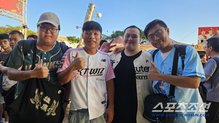 Ahn Hyun-min's uniform in Taiwan. I was a local fan of Taiwan. KT is experiencing Korean Wave in baseball