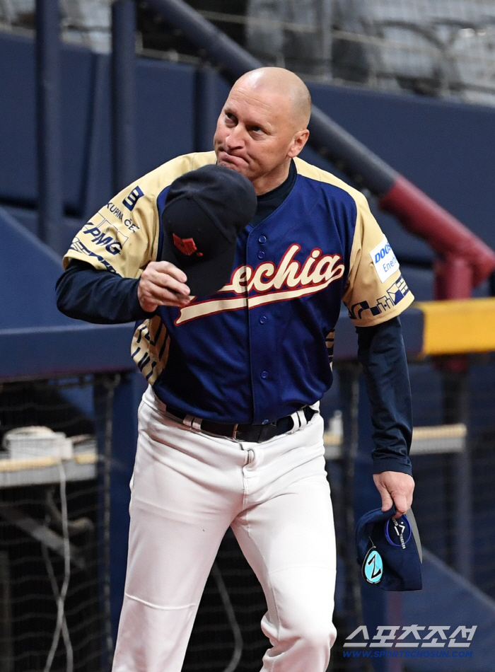 The doctor director was also immersed in K's support. I wish Europe had this kind of cheering culture