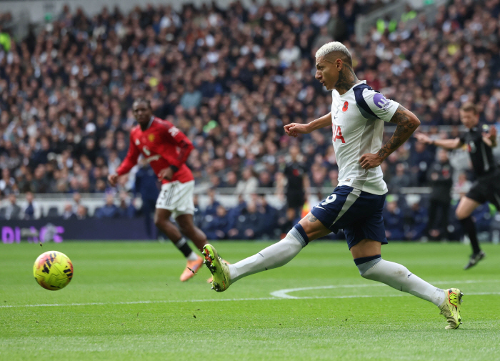 Tottenham and Manchester United drew 2-2 in extra time as they exchanged goals