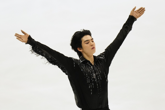 Figure skating star Cha Jun-hwan has a 6.98 point difference from third place in the short program of the 4th Grand Prix