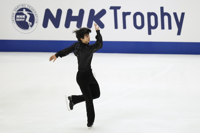Figure skating star Cha Jun-hwan has a 6.98 point difference from third place in the short program of the 4th Grand Prix
