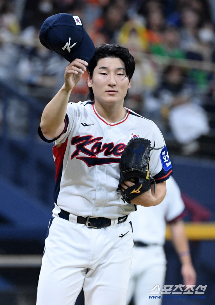 He greets the Czech player in a Korean way. Kwak Bin's 156km fastball 2 innings without allowing 4K runs 
