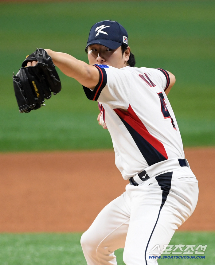 He greets the Czech player in a Korean way. Kwak Bin's 156km fastball 2 innings without allowing 4K runs 