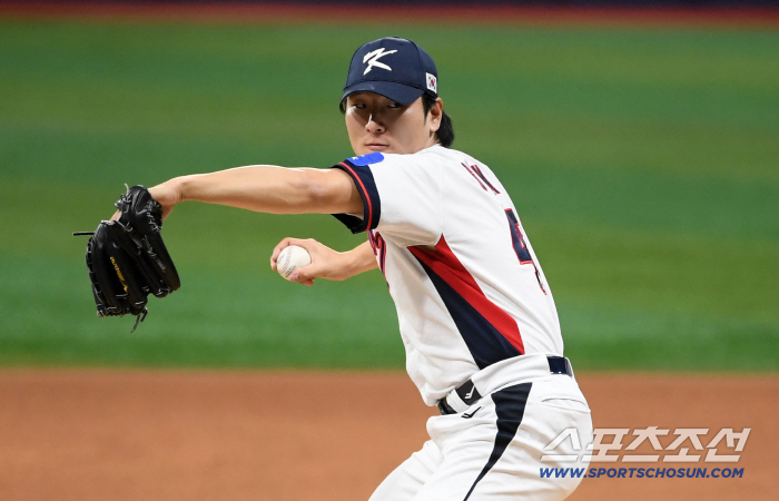 He greets the Czech player in a Korean way. Kwak Bin's 156km fastball 2 innings without allowing 4K runs 