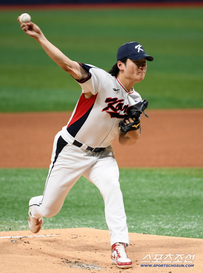 He greets the Czech player in a Korean way. Kwak Bin's 156km fastball 2 innings without allowing 4K runs 