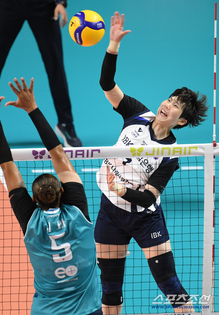 I got hurt while training, but why did Lee So-young choose to terminate the contract on her own